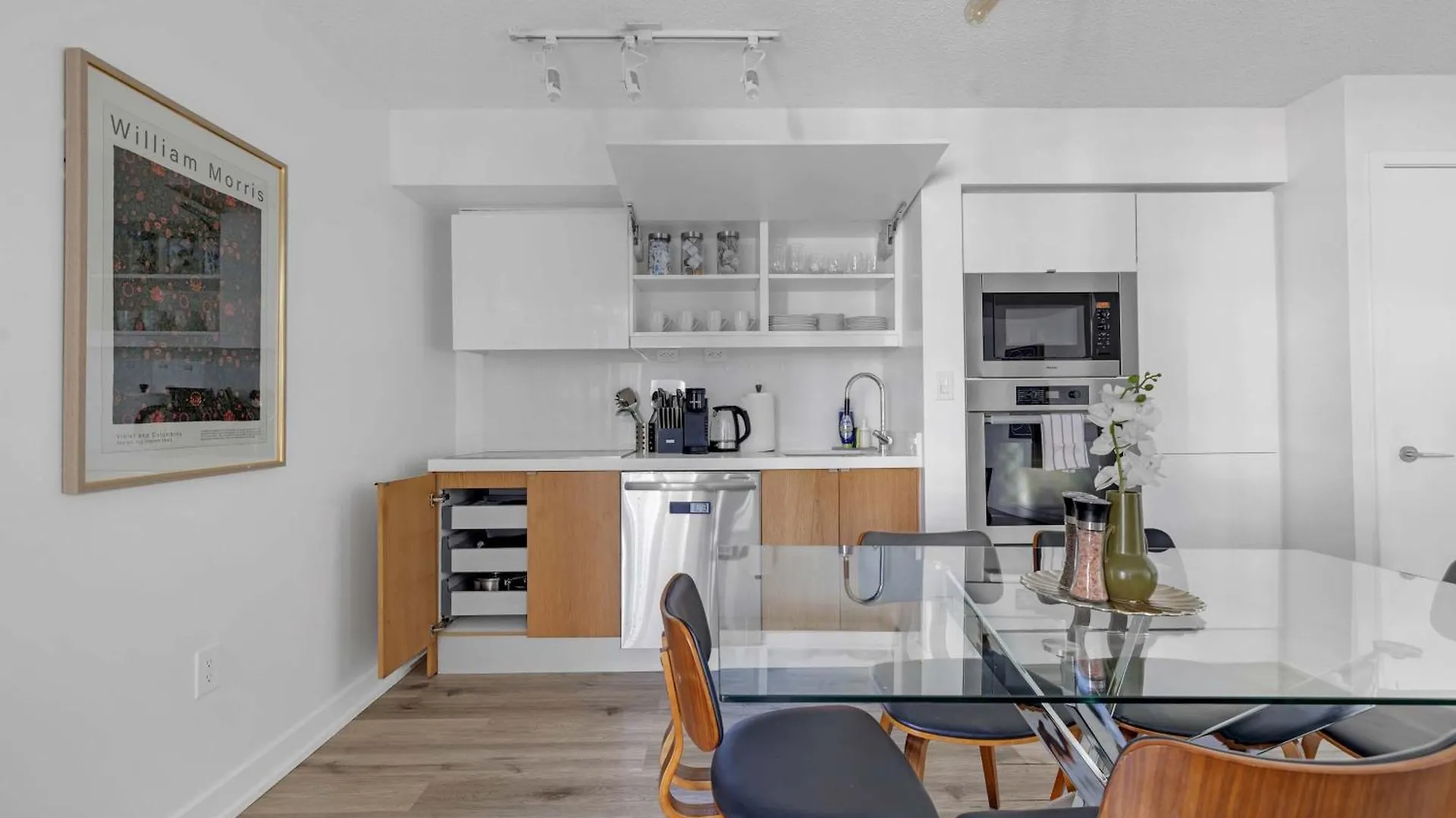 Stylish 3Br Condo Downtown Living W Parking Toronto 0*,  Canada
